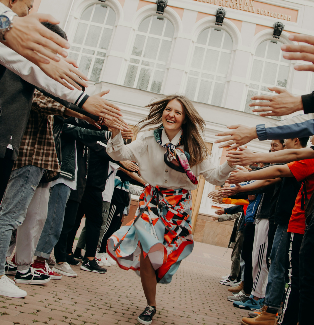 Illustration d'une fille remplissant un formulaire