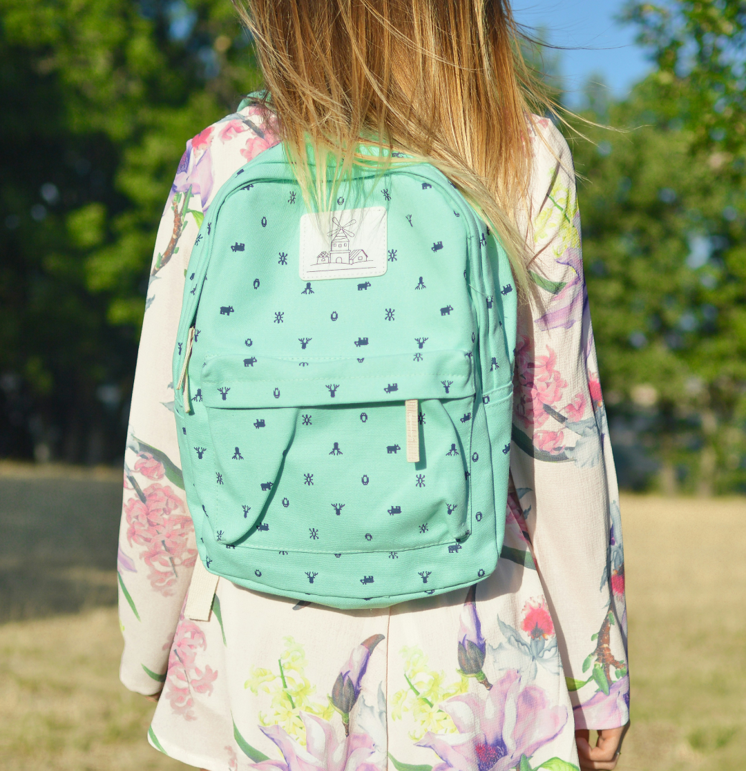 Illustration d'une fille remplissant un formulaire